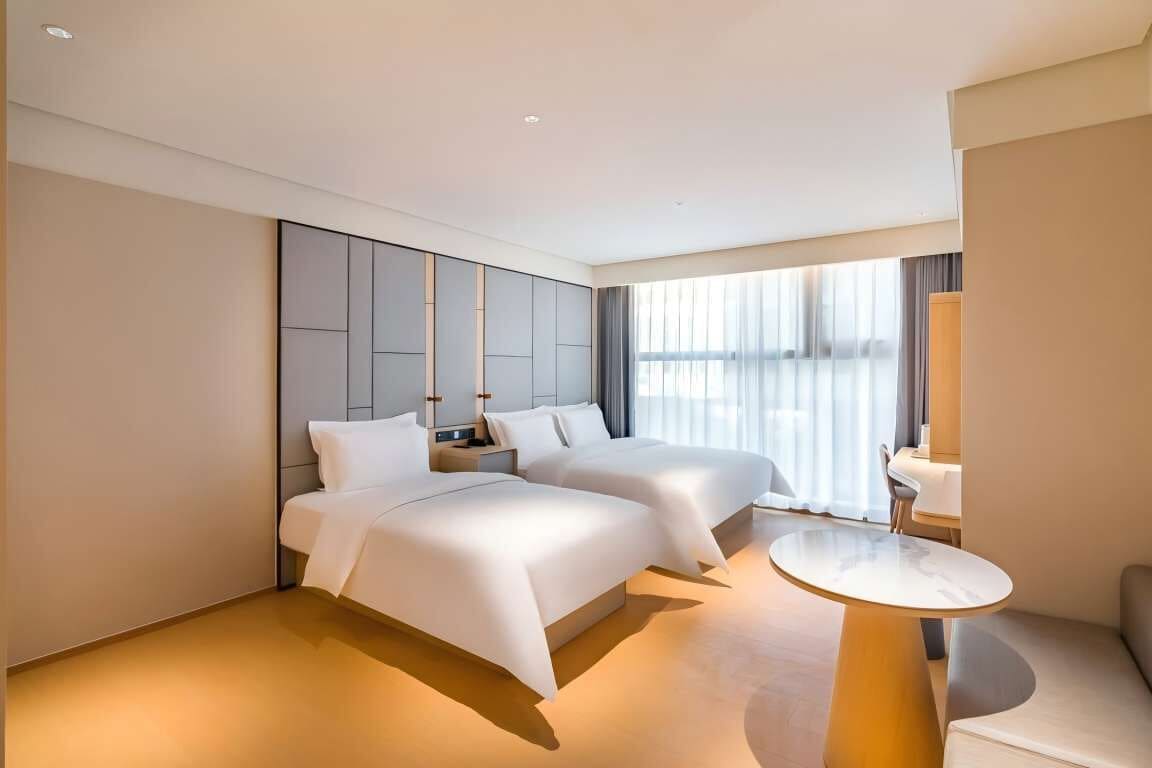 Caja de seguridad en la habitación y espacio para trabajar con laptop 