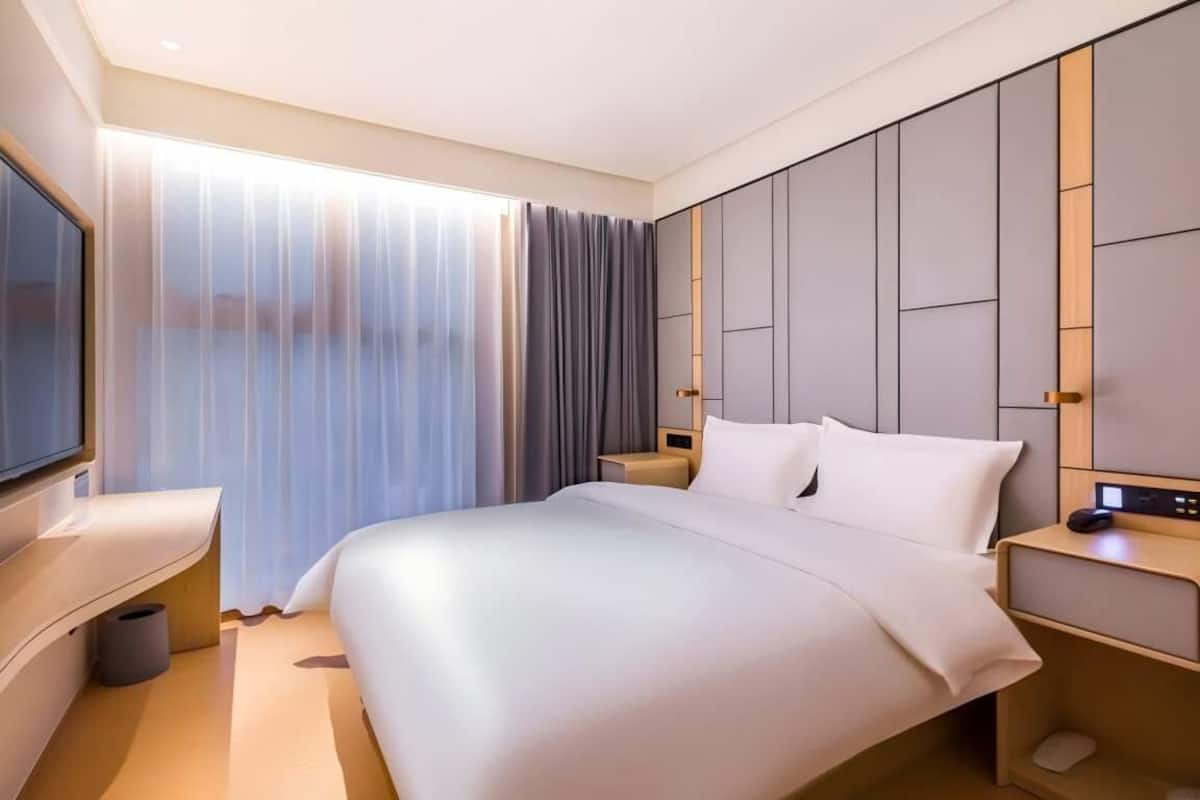 Luksus-dobbeltrom for 1 person | Safe på rommet, skrivebord for bærbar PC og blendingsgardiner