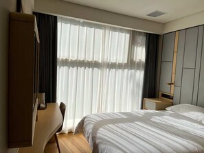 In-room safe, laptop workspace, blackout curtains, soundproofing - Winners Classic Hotel Beijing (Beijing)