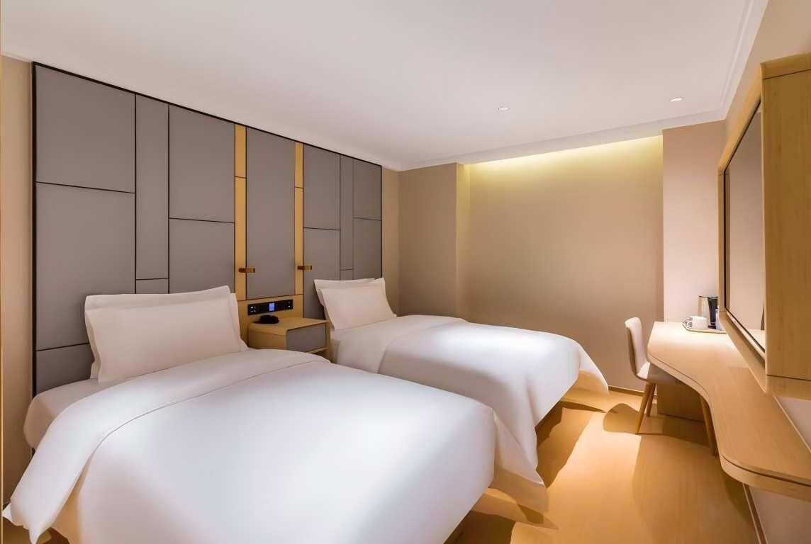 Dobbeltrom – comfort | Safe på rommet, skrivebord for bærbar PC og blendingsgardiner