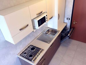 Refrigerador, microondas, parrilla de estufa y lavavajillas 