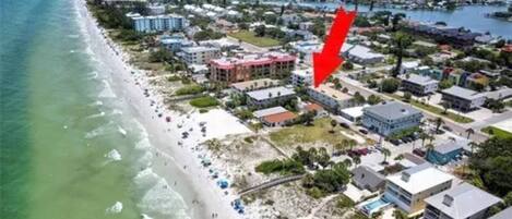 Accommodatie ligt op het strand, ligstoelen, strandlakens