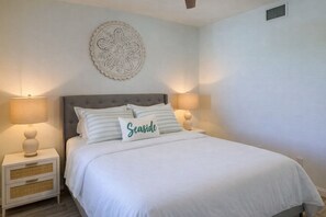 2 bedrooms, iron/ironing board, travel cot, WiFi - Beach Treat!-Luxe Coastal Retreat (Indian Rocks Beach)