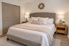 2 bedrooms, iron/ironing board, travel cot, WiFi - Beach Treat!-Luxe Coastal Retreat (Indian Rocks Beach)
