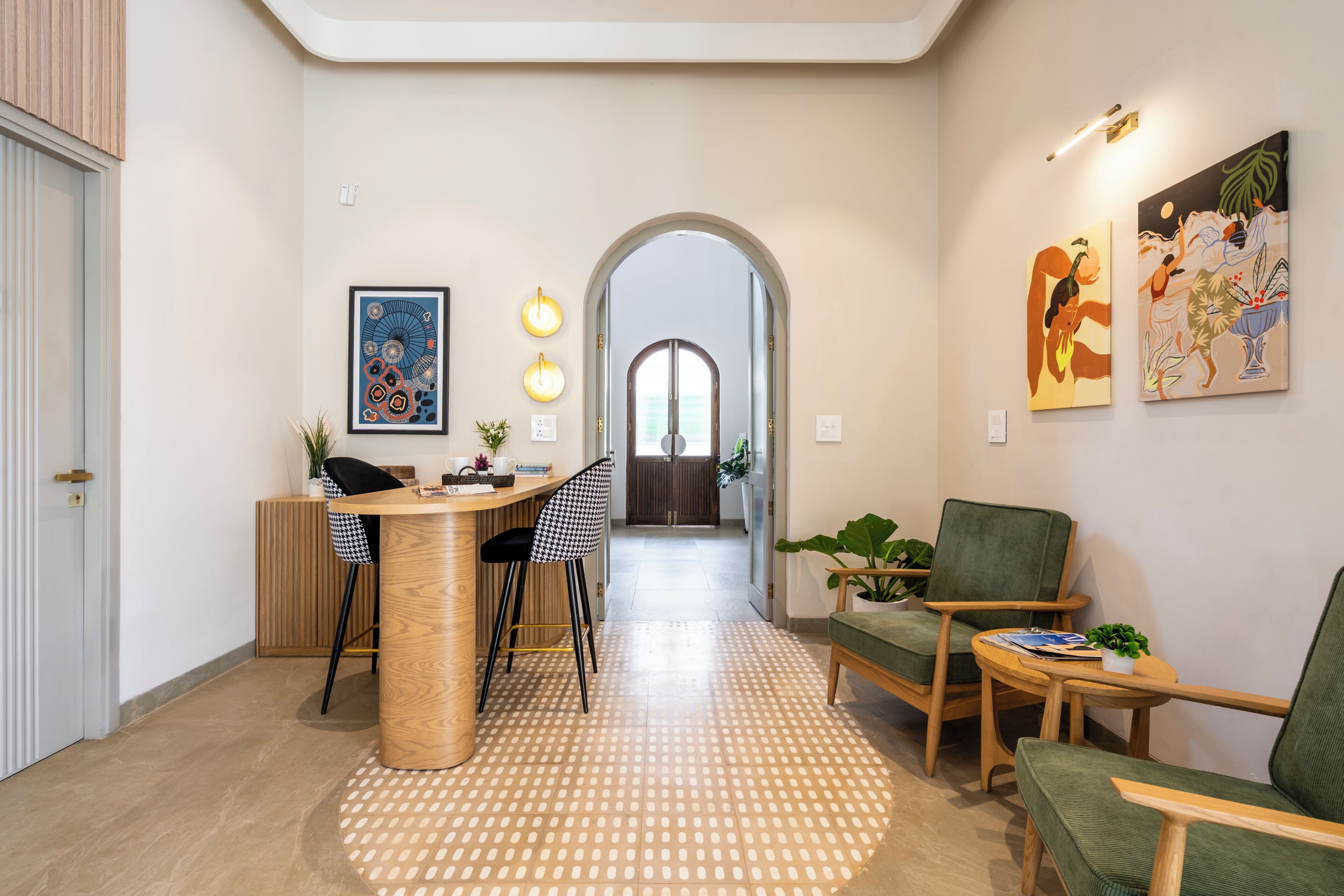 Uma sala de estar moderna com uma mesa de centro de madeira, um sofá verde e uma área de jantar com uma mesa e cadeiras de madeira.