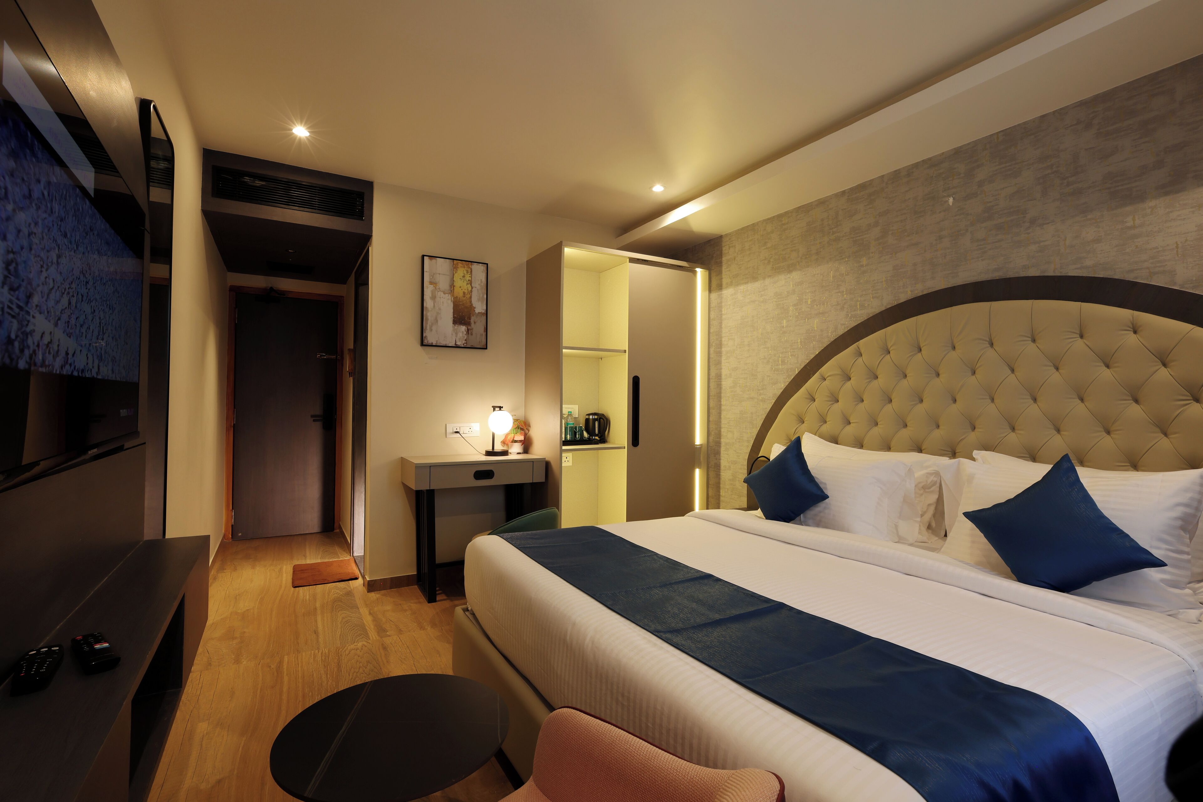 Habitación doble estándar, vista a la ciudad | Escritorio y espacio para trabajar con laptop 