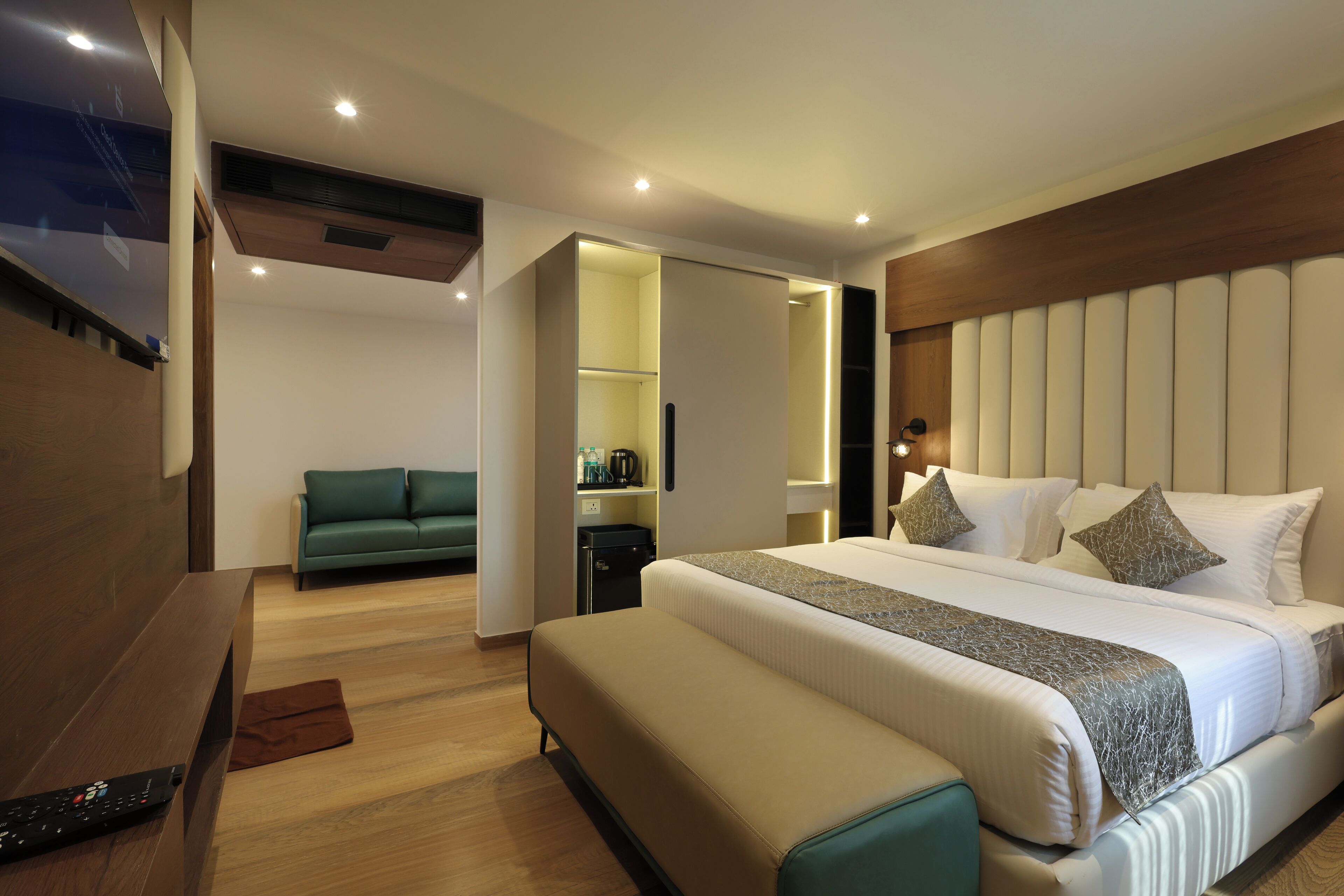 Suite – junior | Skrivebord, skrivebord for bærbar PC og strykejern/-brett