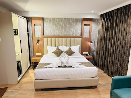 Escritorio y espacio para trabajar con laptop . Grand Plaza Inn by RAK Rooms Kannur