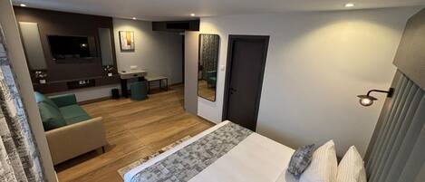 Suite estándar | Escritorio y espacio para trabajar con un portátil