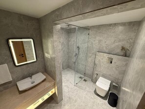 Executive Double Room | Bathroom | Towels, soap, shampoo, toilet paper - Grand Plaza Inn by RAK Rooms Kannur (Kannur)