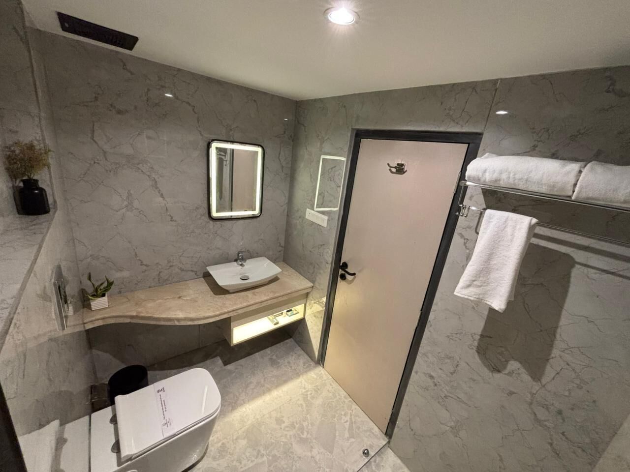 Asciugamani, sapone, shampoo, carta igienica