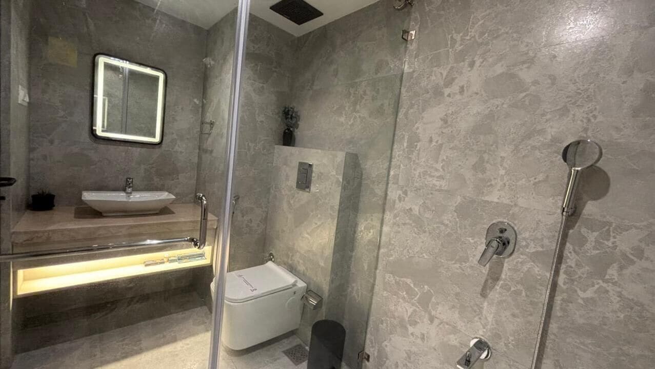 Serviettes fournies, savon, shampoing, papier toilette