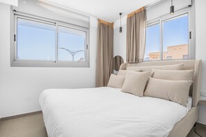 高級寢具、遮光布/窗簾、熨斗/熨衣板、搖籃/嬰兒床