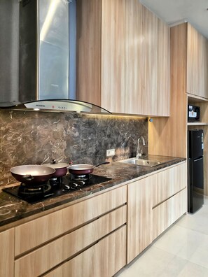 Lemari es, microwave, kompor, dan peralatan masak/sendok-piring