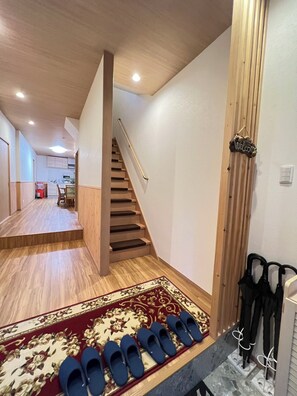 Interior - Tenkajaya Station】 10 guests｜2 bathrooms, 2 gardens｜5 min. to Namba & direct access to Kansai International Airport｜Star Inn, Japanese-style private house (Osaka, Nishinari Ward, Osaka, NishinariWard,)
