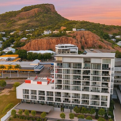 Central Townsville Accommodation w Pool, Gym & Secure Parking
