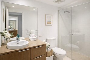 Shower, hair dryer, towels, shampoo - CBD 2BR | Pool, Gym & Walk to Stadium (Townsville City)
