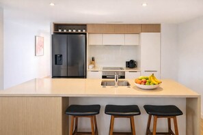 Kühlschrank, Mikrowelle, Ofen, Herdplatte