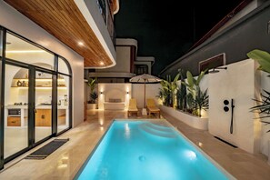 Outdoor pool, pool umbrellas, pool loungers - Villa Arco (Canggu)