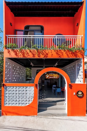 Unclassified image, 5 of 13, button - Hoi An baby shark hostel (Hoi an)