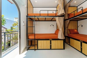 Premium bedding, down duvets, Select Comfort beds, desk - Hoi An baby shark hostel (Hoi an)