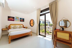 Premium bedding, down duvets, Select Comfort beds, desk - Hoi An baby shark hostel (Hoi an)