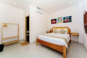 Premium bedding, down duvets, Select Comfort beds, desk - Hoi An baby shark hostel (Hoi an)