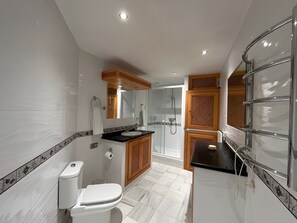 Dusch, hårtork och handdukar