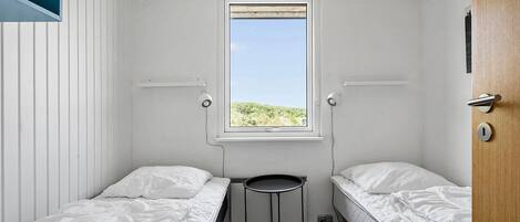 4 bedrooms, travel crib, free WiFi