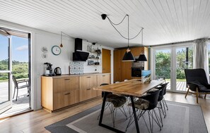 Fridge, microwave, oven, stovetop - Awesome home in Ringkøbing with WiFi (Ringkøbing)