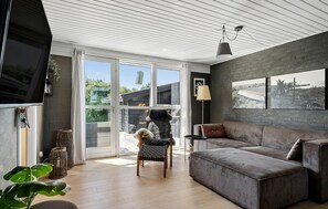 TV, fireplace - Awesome home in Ringkøbing with WiFi (Ringkøbing)