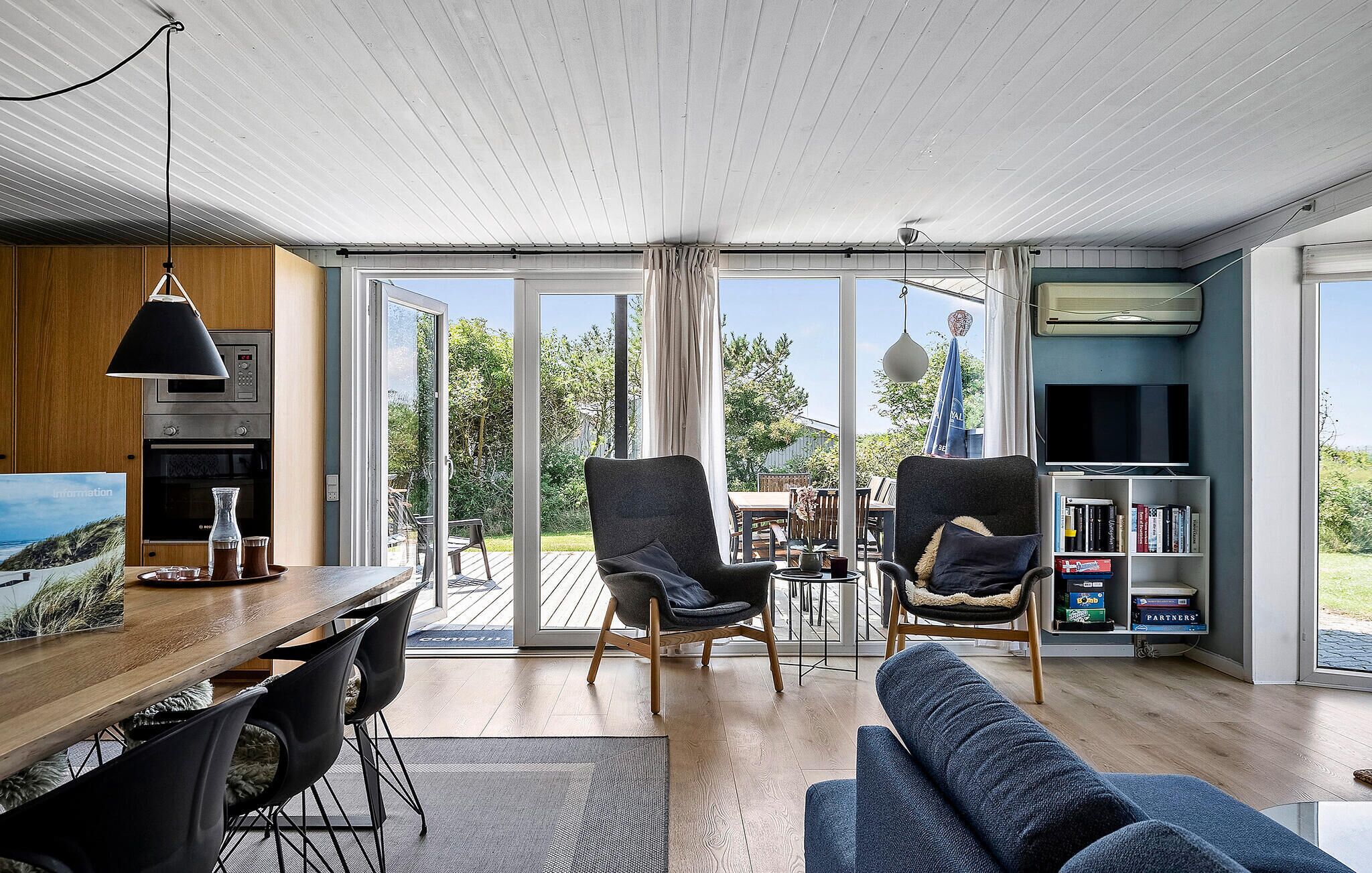 Televisión y chimenea 