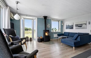 TV, fireplace - Awesome home in Ringkøbing with WiFi (Ringkøbing)