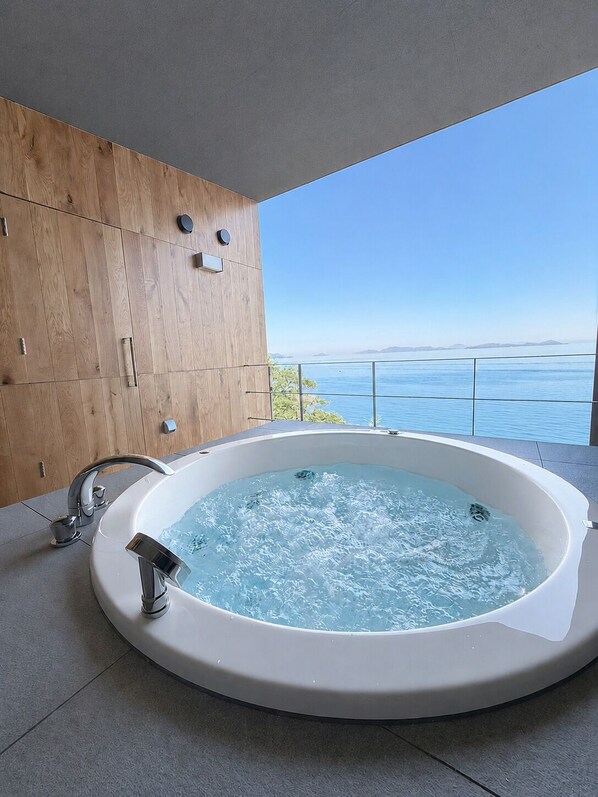 A hot tub with a view of the ocean.