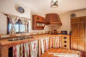 Fridge, microwave, stovetop, dining tables - Mansion with private pool in Natural Park (Priego de Cordoba)