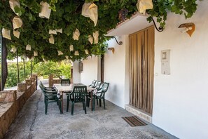 Outdoor dining - Mansion with private pool in Natural Park (Priego de Cordoba)
