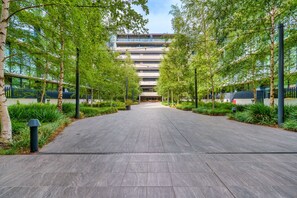 Property grounds - Premium Apartment with Scenic Views near City (Campbell)