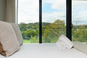 2 bedrooms, iron/ironing board, free WiFi, bed sheets - Premium Apartment with Scenic Views near City (Campbell)