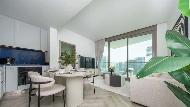 Un appartement moderne comprenant une cuisine, un coin repas et un salon.