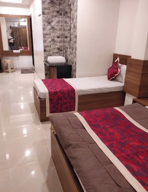 Familie-dobbeltværelse - aircondition | Allergivenligt sengetøj, skrivebord, lydisolering, gratis Wi-Fi