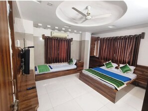 Deluxe Triple Room, Air conditioning | Hypo-allergenic bedding, desk, soundproofing, free WiFi - Hotel Sai Prabhu Inn Shirdi (Shirdi)
