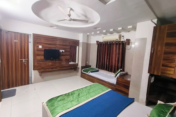 Deluxe Triple Room, Air conditioning | Hypo-allergenic bedding, desk, soundproofing, free WiFi
