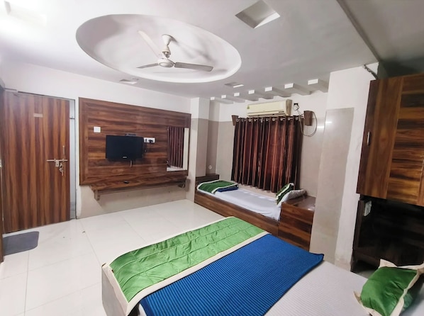 Deluxe Triple Room, Air conditioning | Hypo-allergenic bedding, desk, soundproofing, free WiFi