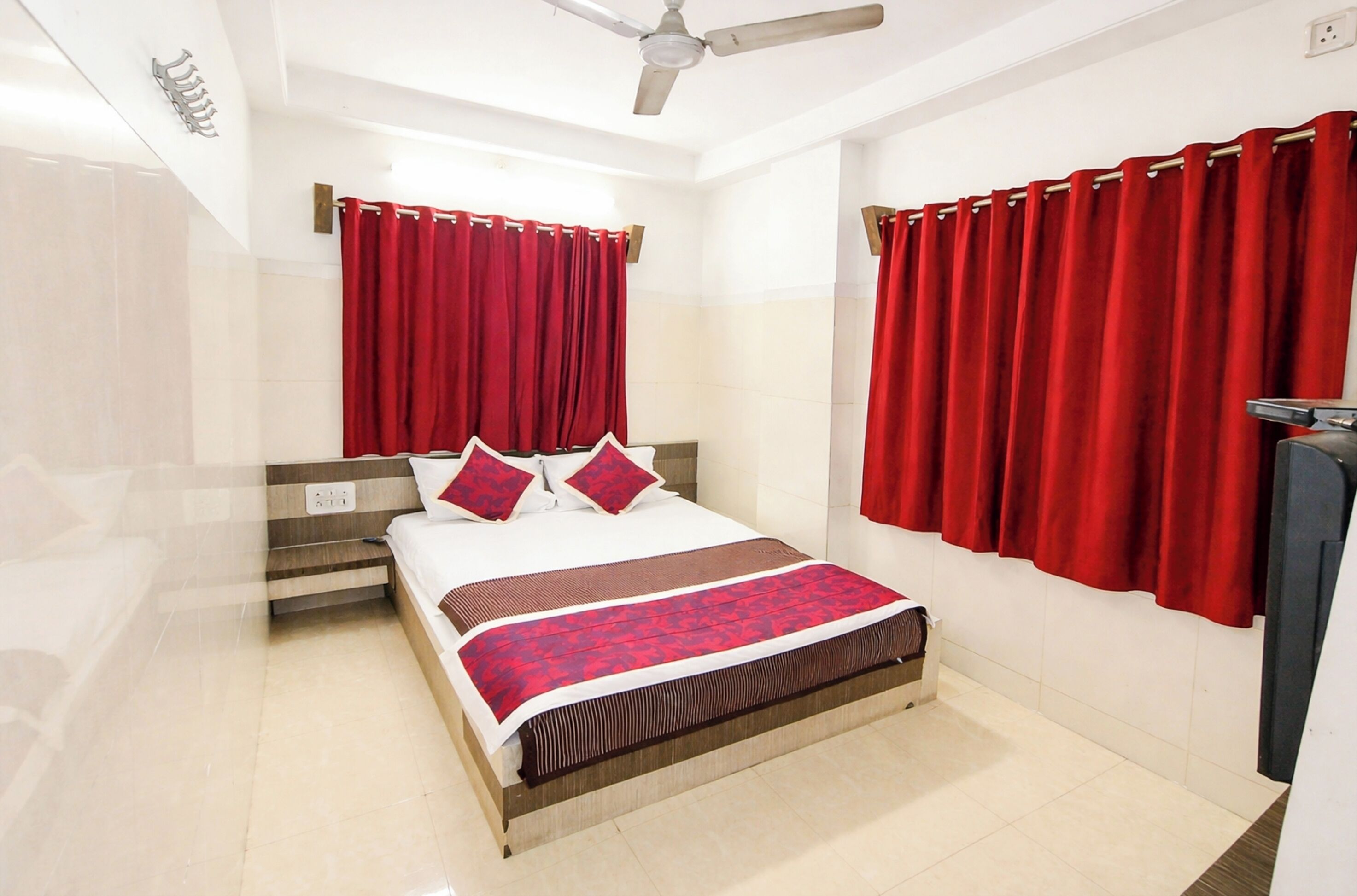 低刺激性寝具、デスク、防音設備、WiFi (無料)