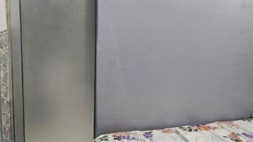 2 Schlafzimmer, BĂŒgeleisen/BĂŒgelbrett, Internetzugang, BettwĂ€sche