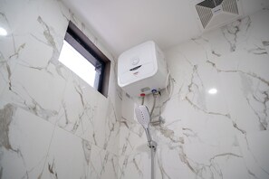 Douche, serviettes fournies, savon, shampoing