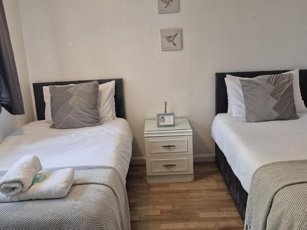 3 bedrooms, iron/ironing board, Internet, bed sheets - use with Modern Comforts (Nottingham)