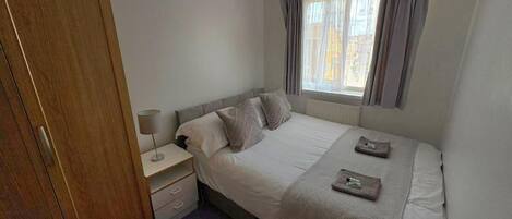 3 多间卧室、熨斗/熨衣板、上网接入、床单