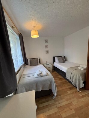 3 chambres, fer et planche Ă repasser, accĂšs Internet, draps fournis