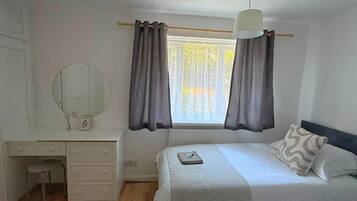 Bügeleisen/Bügelbrett, Internetzugang, Bettwäsche